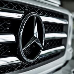Der Stern eines Mercedes Benz.