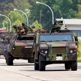 Deutsche Militärfahrzeuge in einem Konvoi. (Symbolfoto)