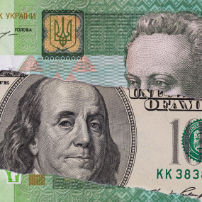 100-Dollar-Banknote und eine ukrainische 20-Griwna-Banknote (Symbolbild)