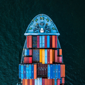 Ein Containerschiff aus der Vogelperspektive. (Symbolbild)