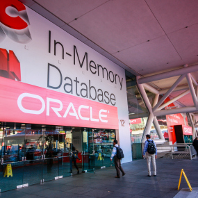 Ein Firmenschild von Oracle bei der Oracle Open World Konferenz.