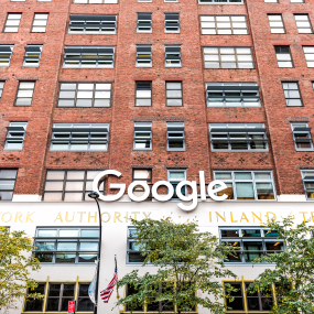 Ein Google-Gebäude am Standort New York, USA.