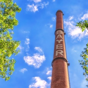 Ein Schornstein in einer Industrieanlage von Bayer in Leverkusen.