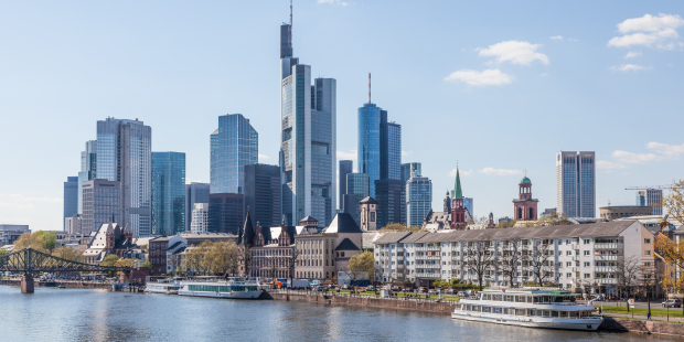 Aktien Frankfurt Eröffnung: Dax bekommt kleines Polster über 18 000 Punkten