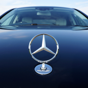 Der Mercedes-Stern ist schon seit 1926 das Markenzeichen von Daimler.