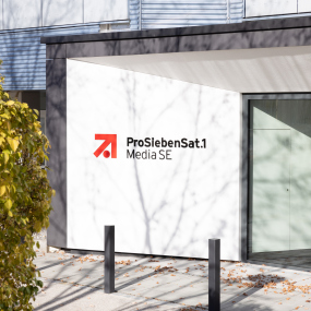Logo des deutschen Medienunternehmens ProSiebenSat.1 Media SE auf einem Bürogebäude