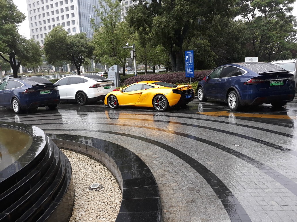 Tesla - Autos, Laster, Speicher und Solardächer 1116552