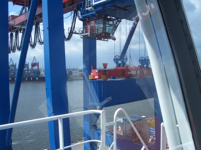 Hamburger Hafen macht sich fein. HHLA Neuemission 129145