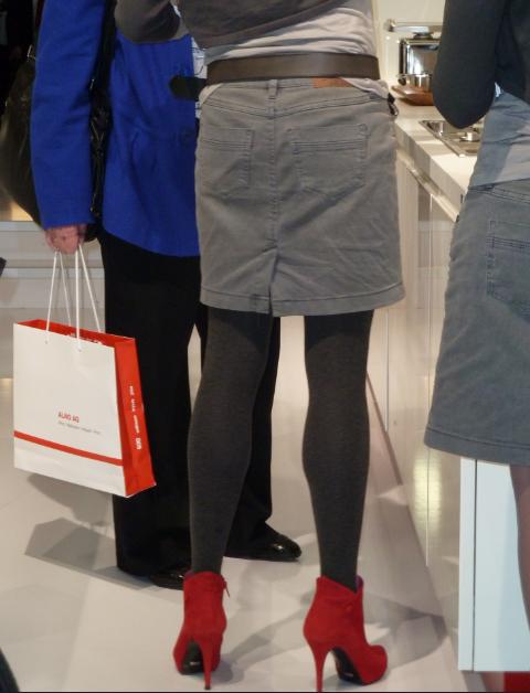 Esprit Holdings tgt H$ 120 374843