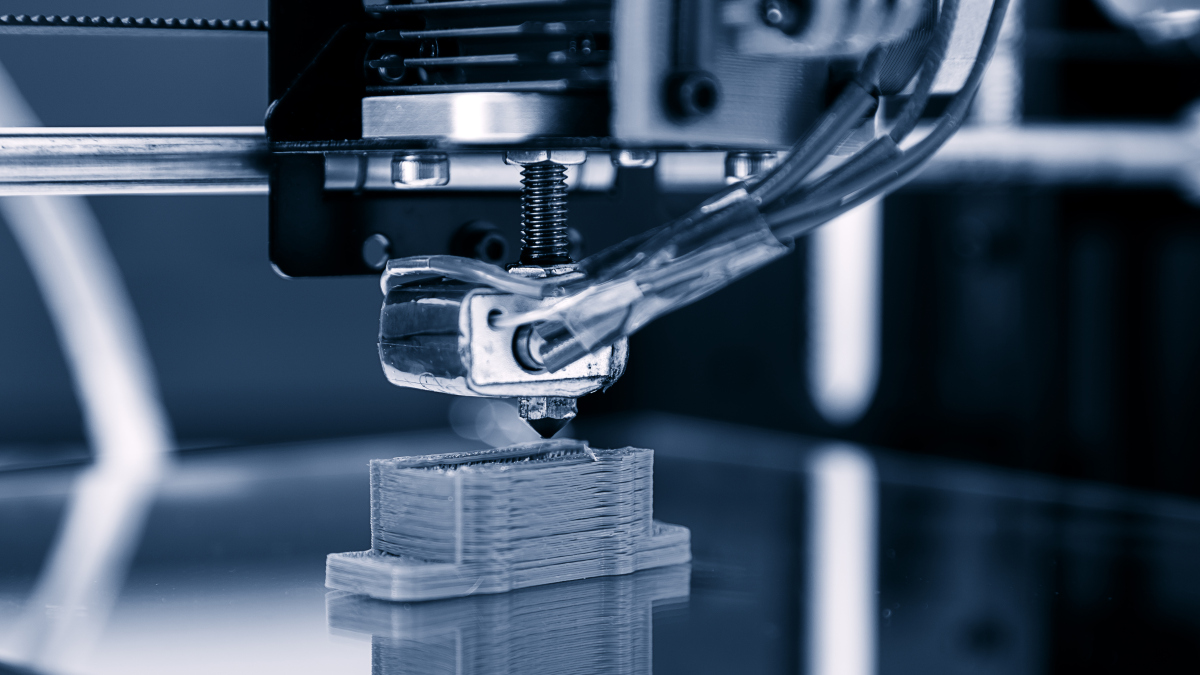 Ein 3D-Kunststoffdrucker bei der Arbeit (Symbolbild).