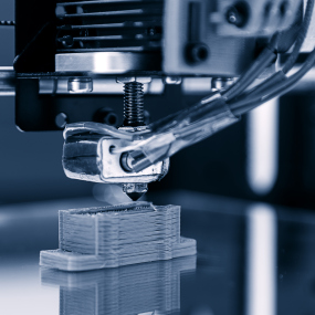 Ein 3D-Kunststoffdrucker bei der Arbeit (Symbolbild).