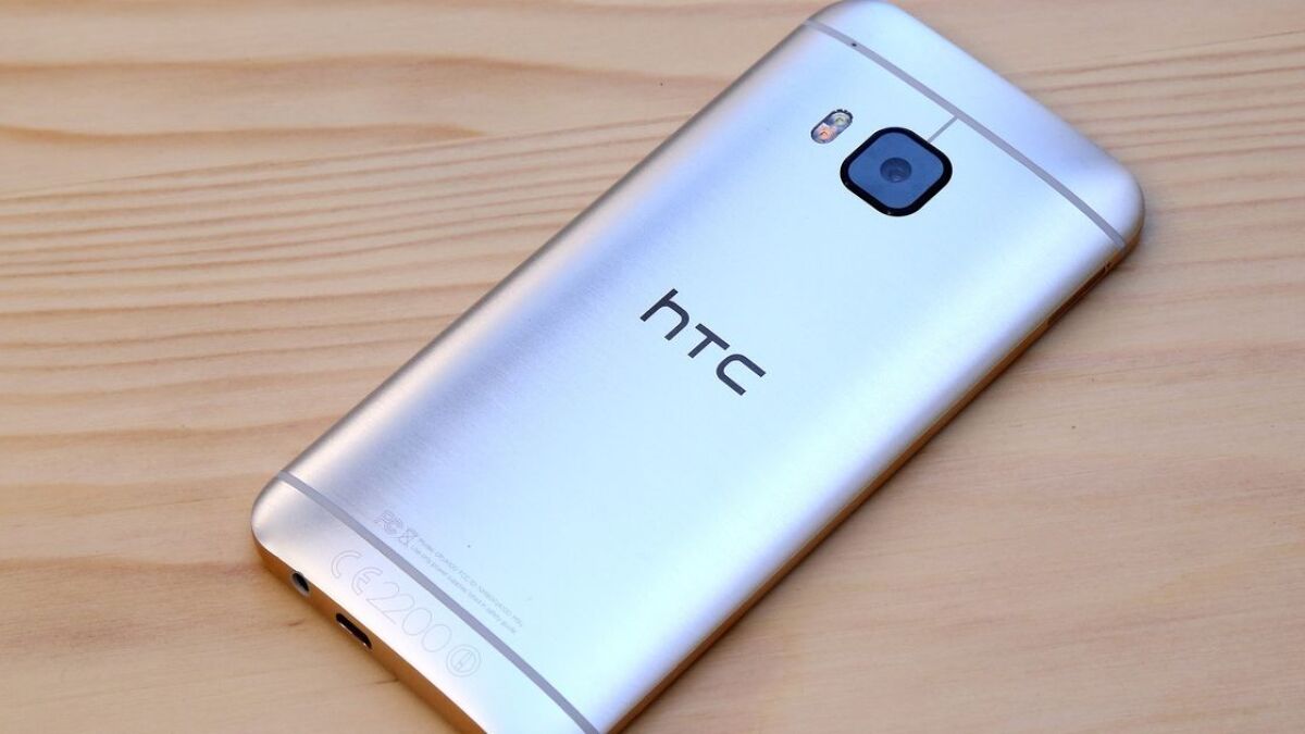 Ein HTC One M8 in Silber.