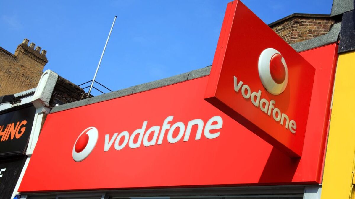 Logo über einer Vodafone-Filiale in London.