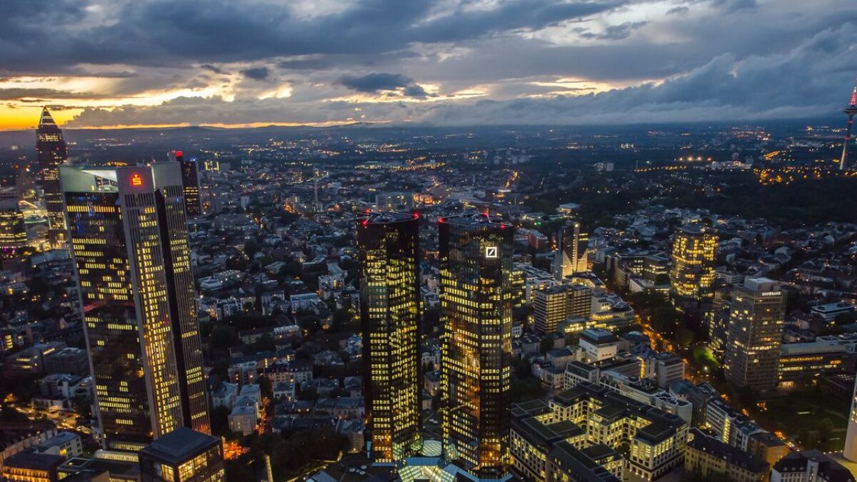 Nacht über Frankfurt: Die Aktien der deutschen Großbanken sehen auch heute keine Sonne.