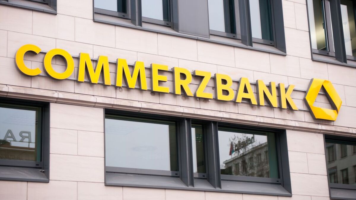 Logo einer Commerzbank-Filiale in Frankfurt.