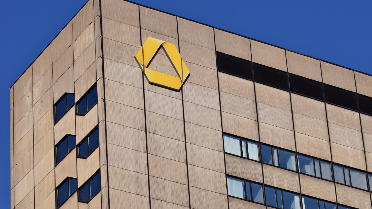 Seit 2009 ist das gelbe Band das Logo der Commerzbank.