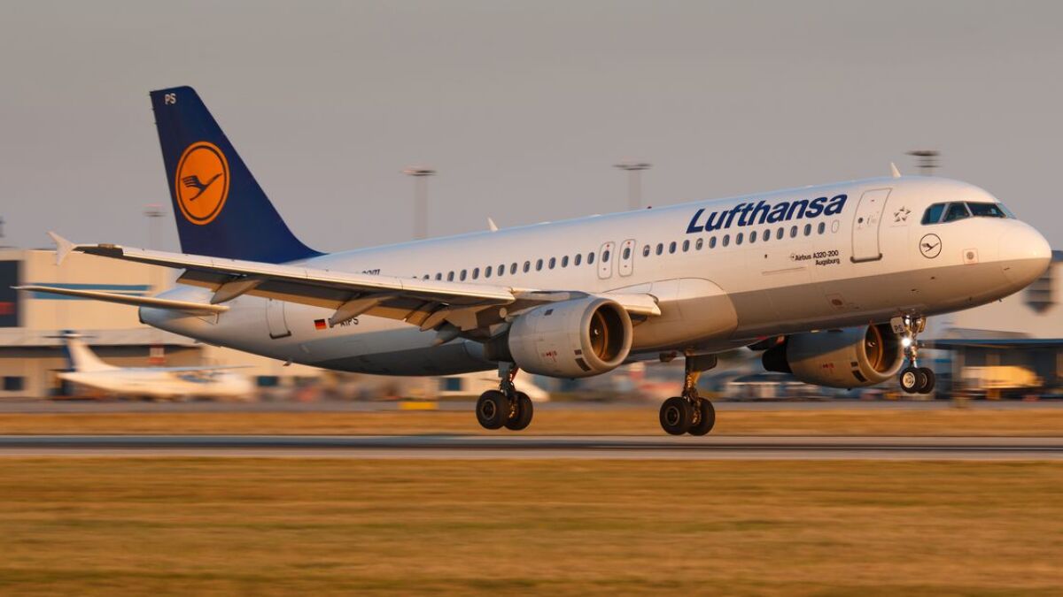 Lufthansa-Airbus vom Typ A320 bei der Landung.