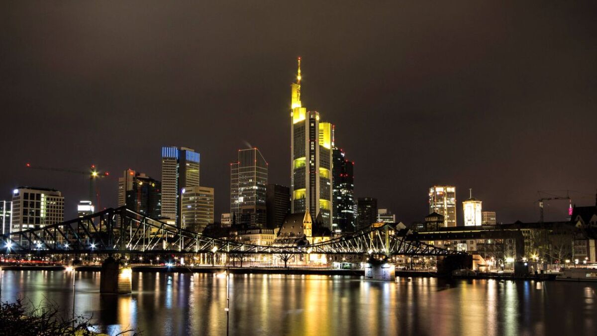 Nacht über Frankfurt am Main, das zu den wichtigsten Handelsplätzen in Europa zählt.