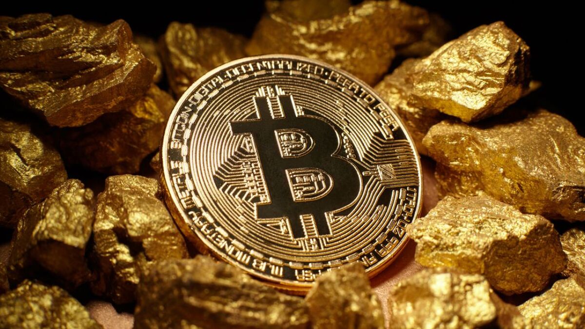 Eine goldene Bitcoin-Münze.