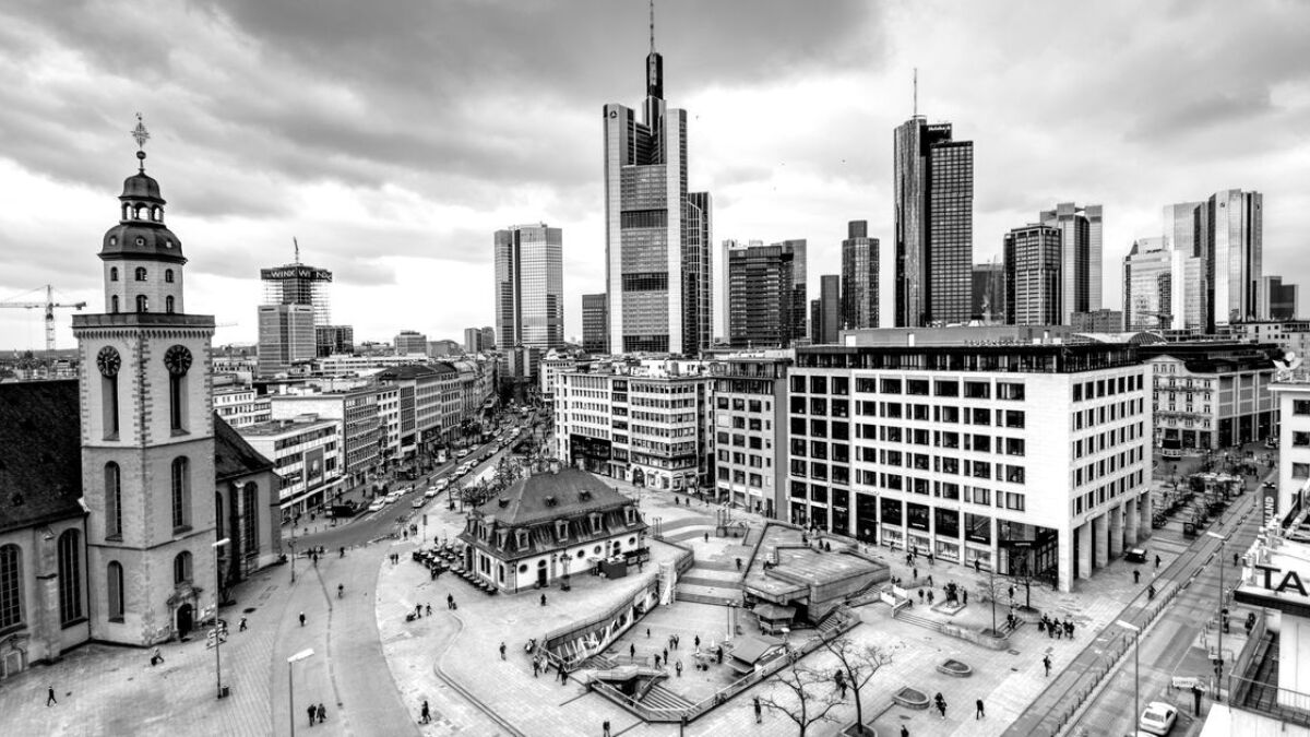 Der Blick auf die Skyline von Frankfurt am Main. Frankfurt ist die wichtigste deutsche Finanzmetropole.
