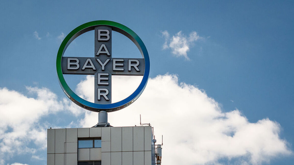 Bayer-Werbung auf dem DOB-Hochhaus