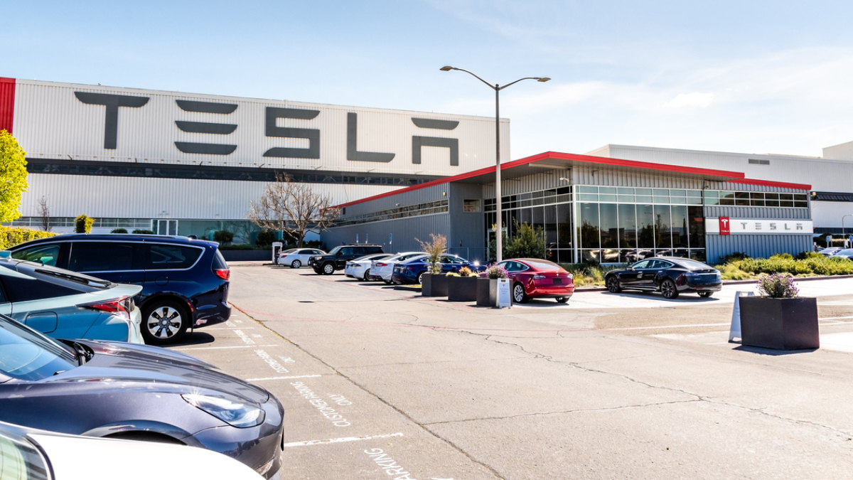 12. April 2019 Fremont / CA / USA - Außenansicht der Tesla-Fabrik in der East San Francisco Bay Area, Kalifornien