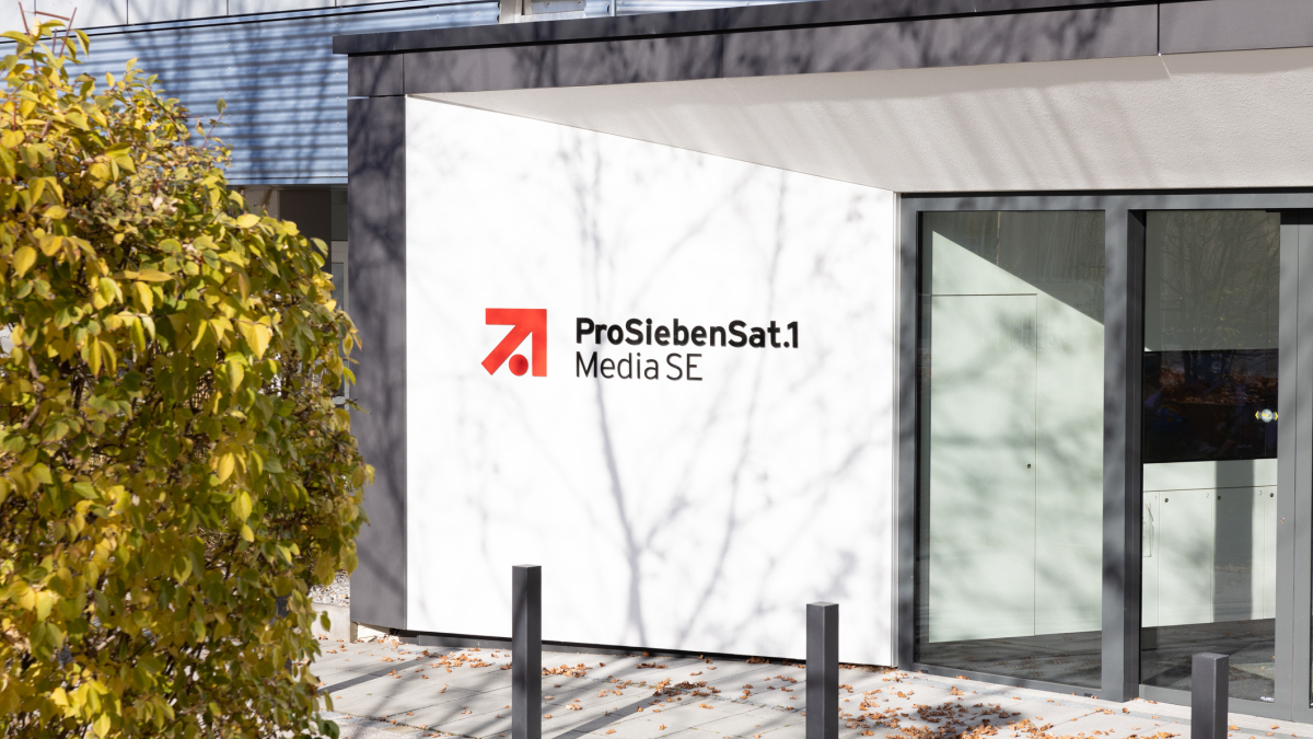 Logo des deutschen Medienunternehmens ProSiebenSat.1 Media SE auf einem Bürogebäude