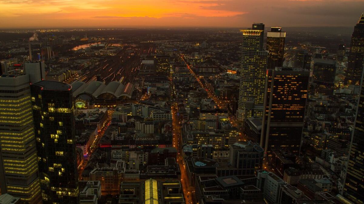 Sonnenuntergang über der Finanzmetropole Frankfurt am Main.