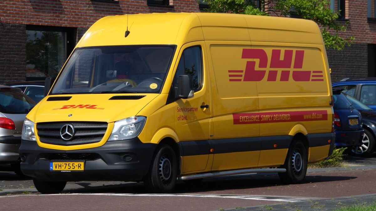 Ein DHL-Lieferfahrzeug der Deutschen Post.