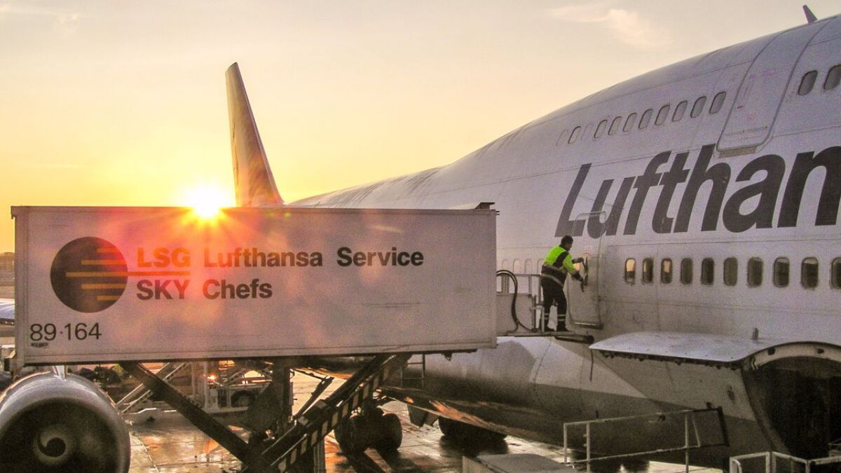 Lufthansa-Jet am Frankfurter Flughafen.