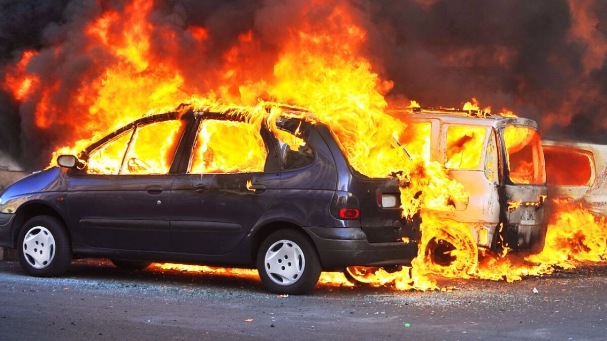 Für Feuerschäden an Autos kommt die Teilkaskoversicherung auf.