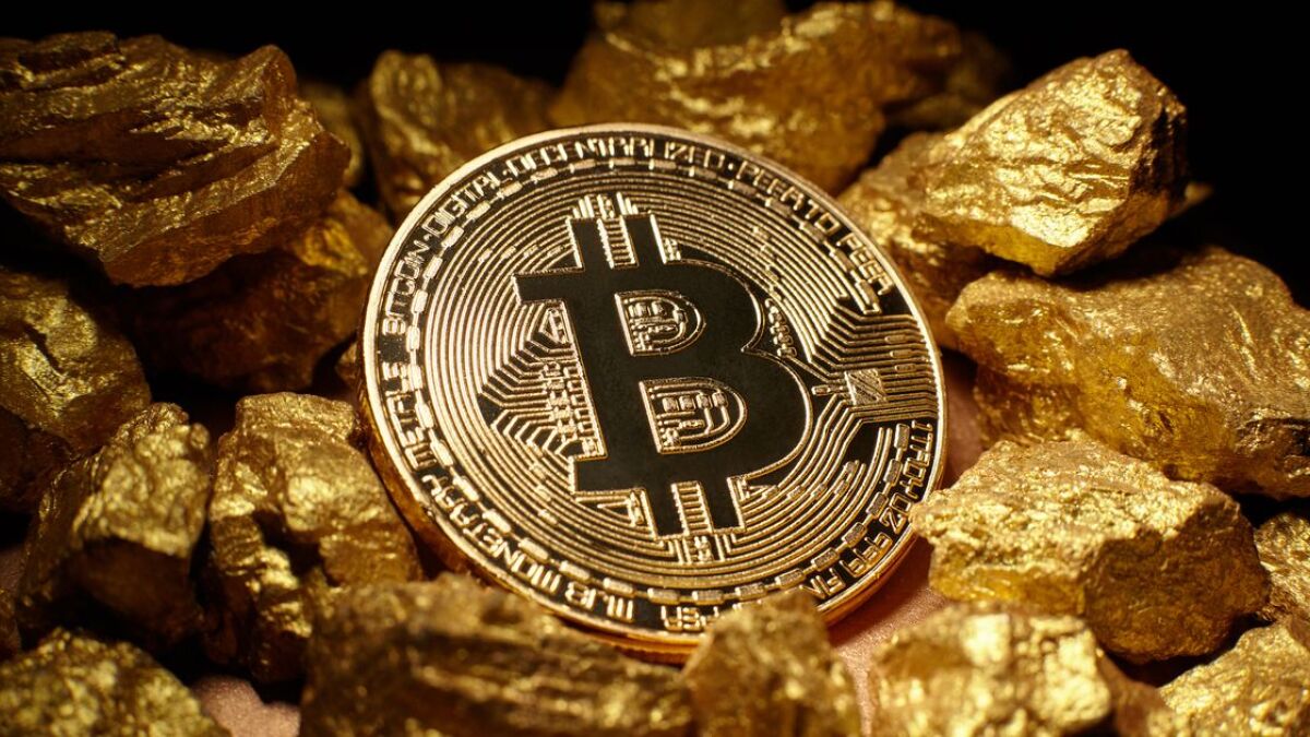Eine Bitcoin-Münze und ein Hügel aus Gold.