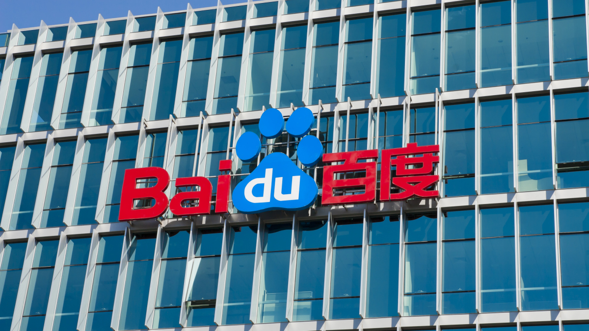 Das Logo von Baidu auf dem Gebäude der Zentrale in Peking, China.