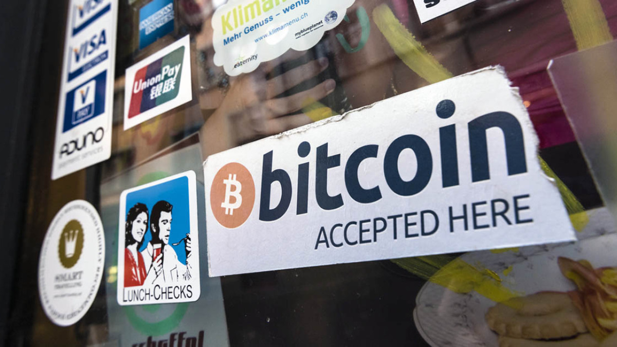'Bitcoin accepted' Schild im Schaufenster eines Cafés in Zürich.