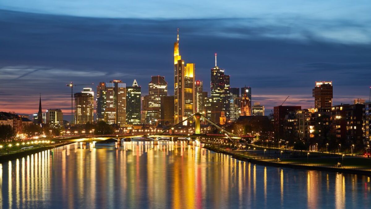 Blick auf die Skyline von Frankfurt am Main, dem wichtigsten Finanzplatz in Deutschland.