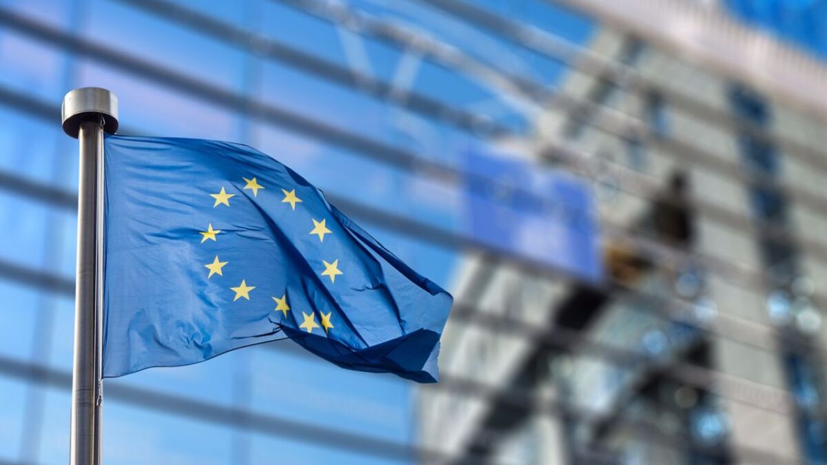 EU-Flagge vor dem Europäischen Parlament in Straßburg.