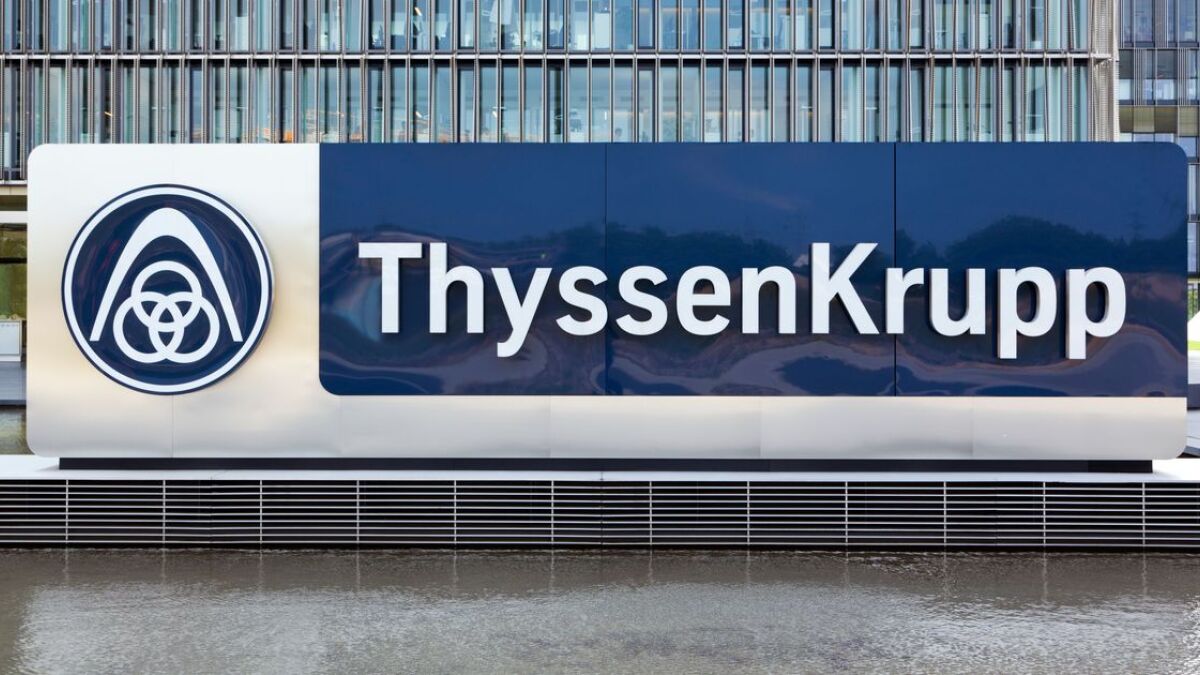 Logo von Thyssenkrupp vor dem Hauptsitz in Essen.