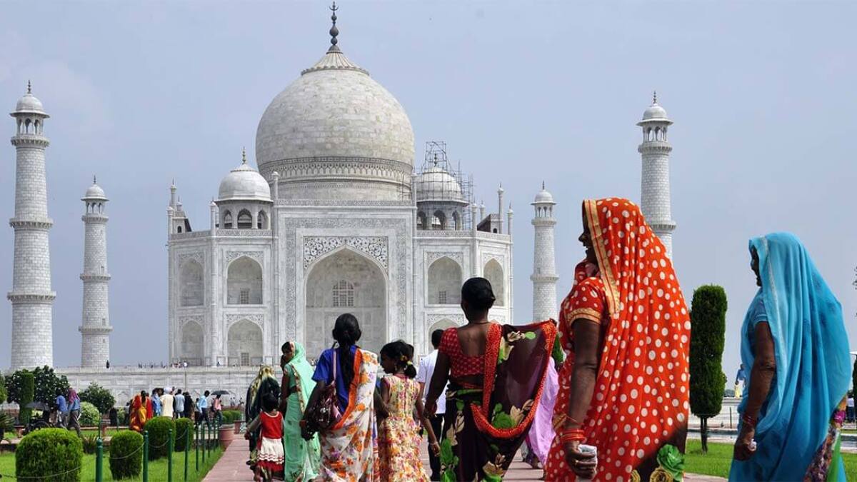 Menschen beim Taj Mahal in Indien (Symbolbild)