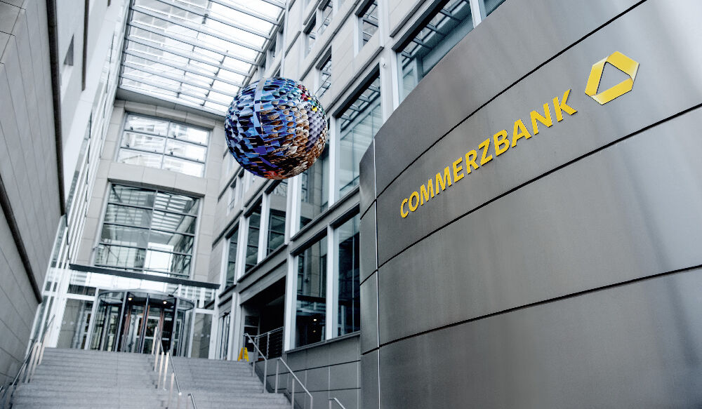 Commerzbank trotzt Unicredit: Rekordgewinn und neue Abwehrstrategie machen &Uuml;bernahme teurer
