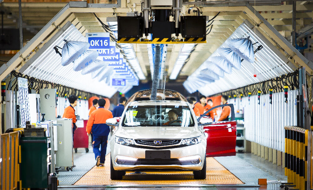 KI-Offensive im Automarkt: Geely Automobile greift Toyota Motor im Hybrid-Kerngesch&auml;ft an