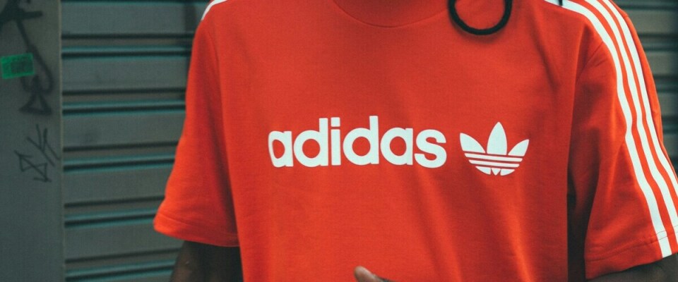 Adidas ist ein deutscher multinationaler Konzern, der Sportbekleidung, Schuhe und Zubehör designt und herstellt.