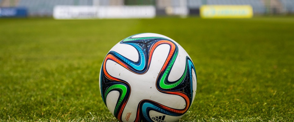Ein Fußball auf dem Stadionrasen (Symbolbild).