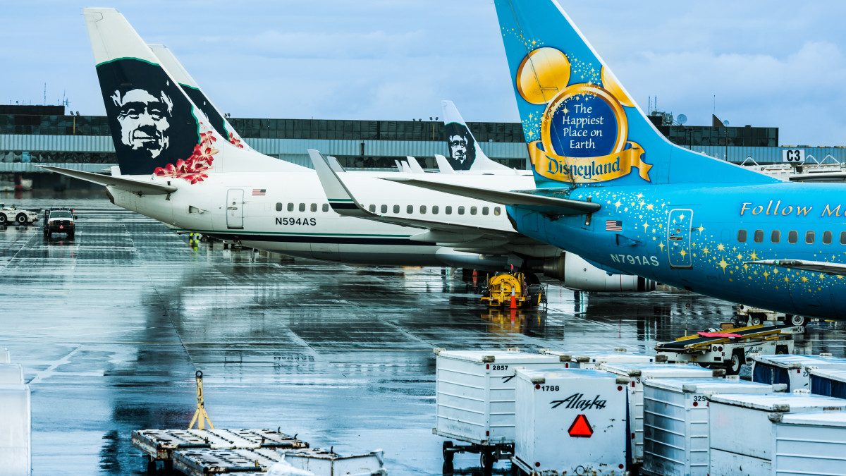 Flugzeuge von der Alaska Air Group am Flughafen Anchorage. 