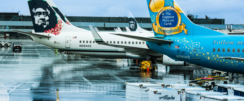 Flugzeuge von der Alaska Air Group am Flughafen Anchorage. 