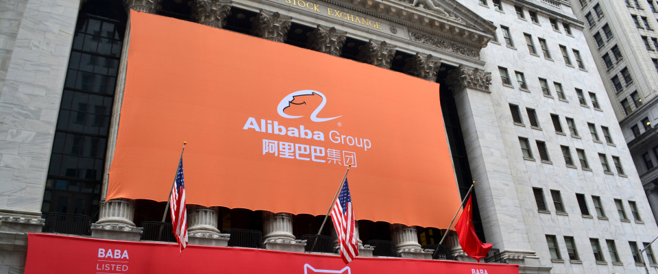 Alibaba-Schriftzug vor der New Yorker Börse.