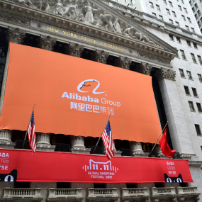 Alibaba-Schriftzug vor der New Yorker Börse.