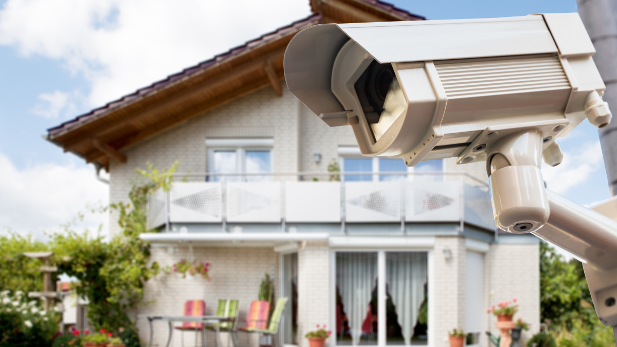 Eine Überwachungskamera an einem Haus (Symbolbild).