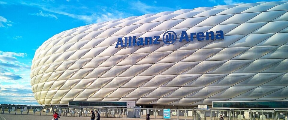 Die Allianz-Arena in München hat ihren Namen durch ein Namenssponsoring der Allianz SE erhalten, einem der weltweit größten Versicherungs- und Finanzdienstleistungsunternehmen.
