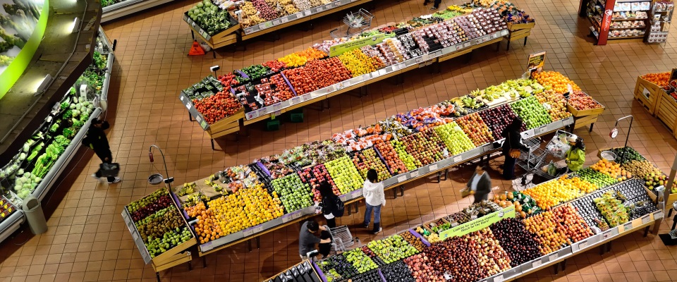 Ansicht einer Obst- und Gemüseabteilung eines Supermarktes von oben (Symbolbild).
