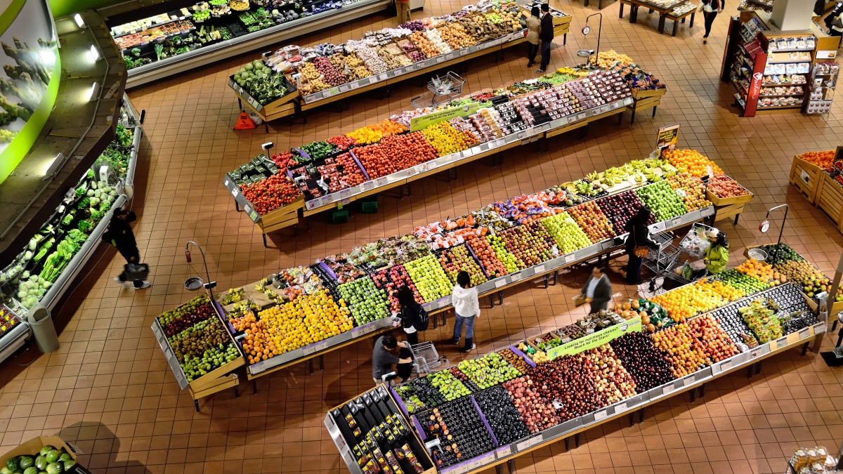 Ansicht einer Obst- und Gemüseabteilung eines Supermarktes von oben (Symbolbild).